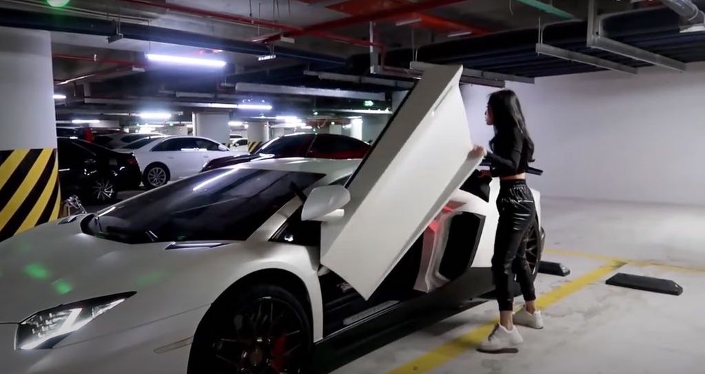 Jessie Lương bên siêu xe Lamborghini Aventador độ 